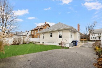 87 Grosvenor Ave in East Providence, RI - Building Photo - Building Photo