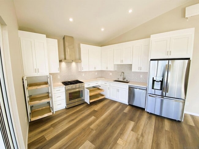 1305 Blue Sky Dr in Encinitas, CA - Foto de edificio - Building Photo