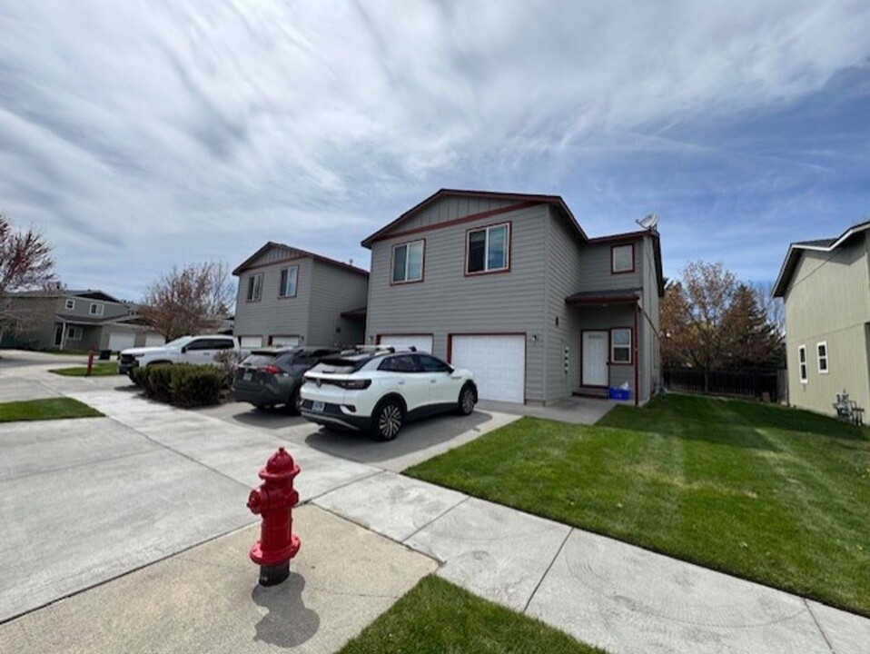 61325 Sally Ln in Bend, OR - Building Photo