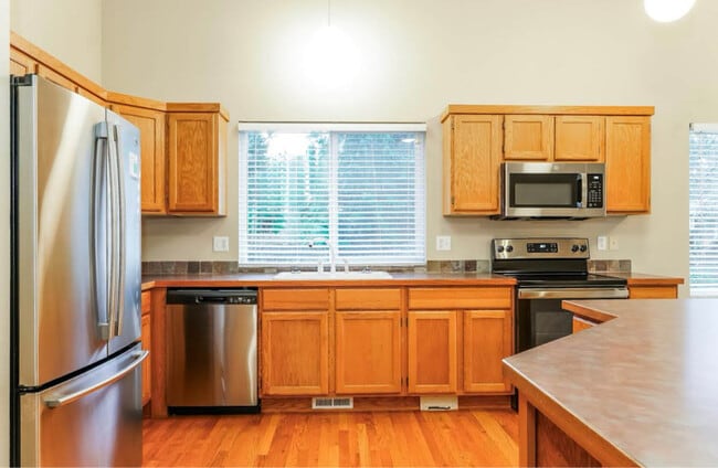 13002 73rd Ave E in South Hill, WA - Foto de edificio - Building Photo