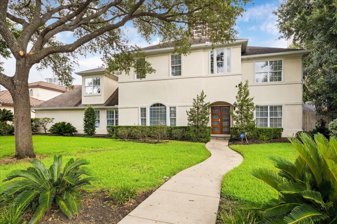 5152 Huckleberry Cir in Houston, TX - Building Photo