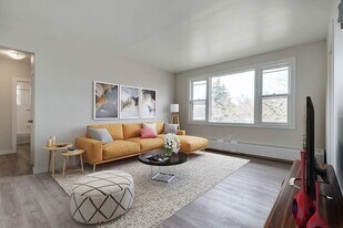 Lakeview Apartments in Regina, SK - Building Photo