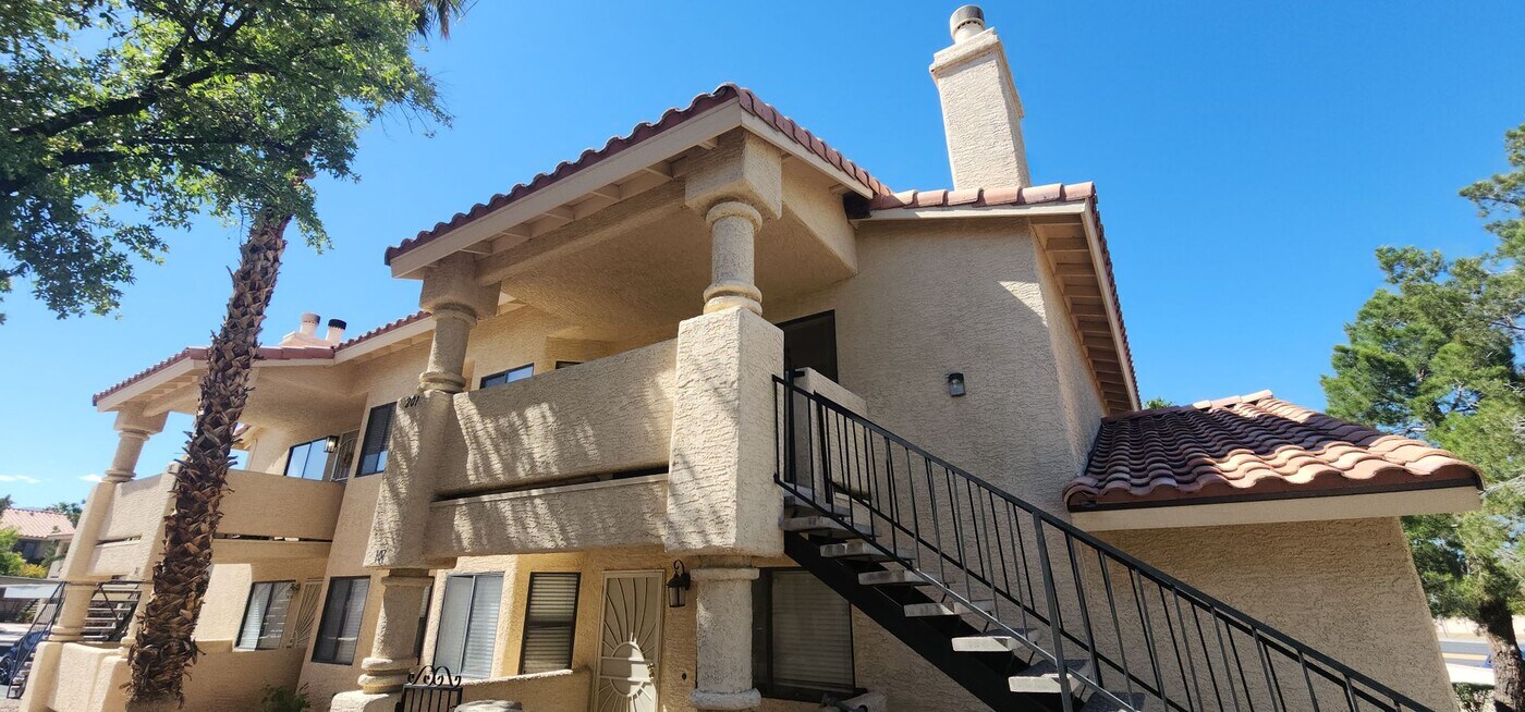 1105 N Buffalo Dr in Las Vegas, NV - Building Photo