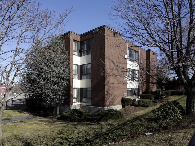 Broadway Plaza Apartments in Providence, RI - Foto de edificio - Building Photo