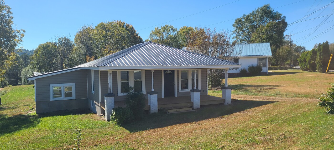 201 Perkins Rd SE in Valdese, NC - Building Photo