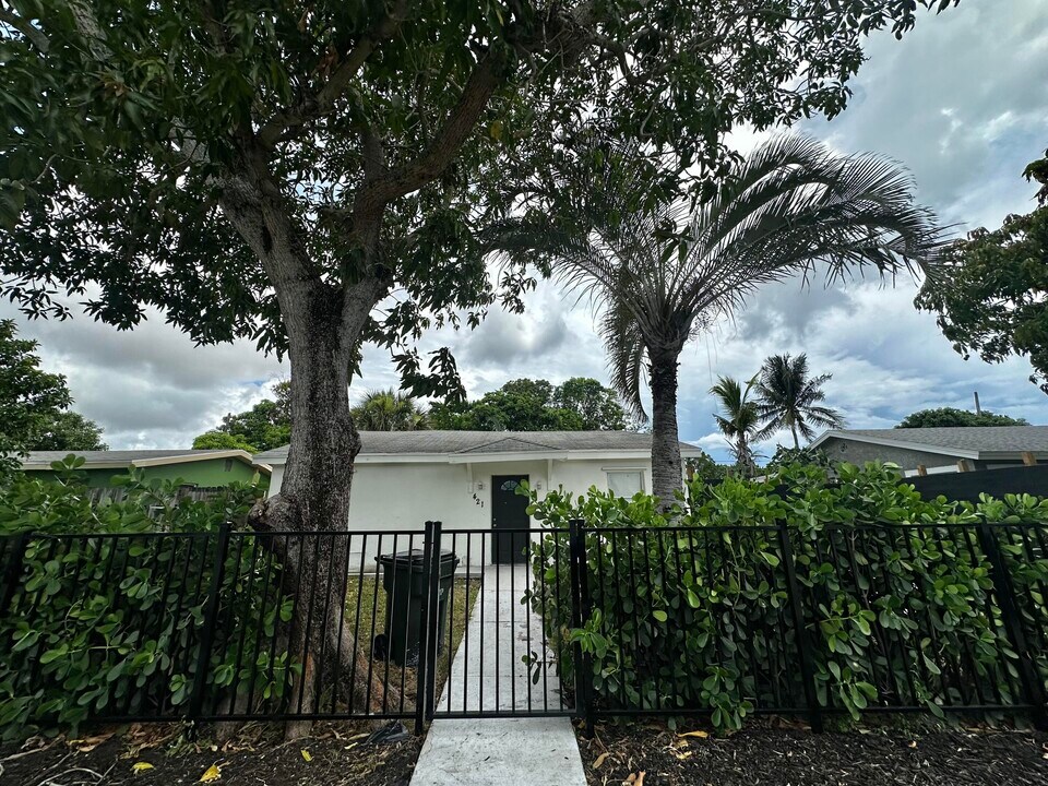 421 SW 9th Ct in Delray Beach, FL - Building Photo