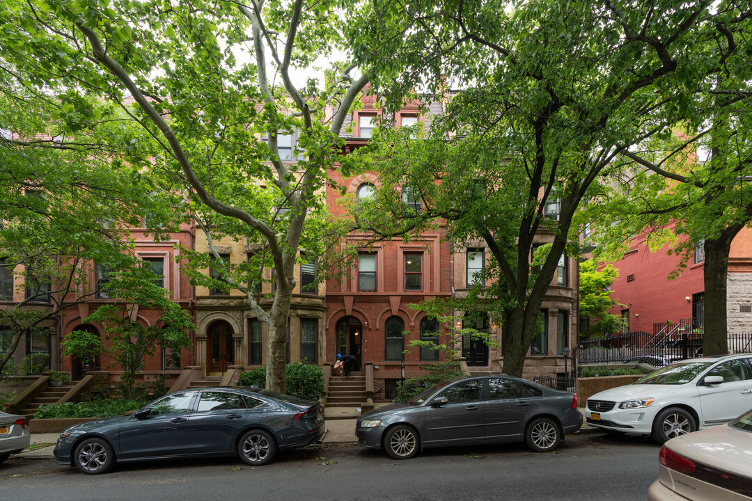 911 Union St in Brooklyn, NY - Building Photo