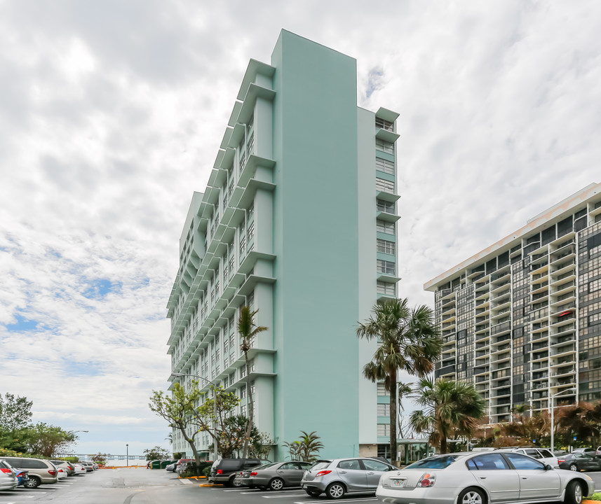 Stanley Axlrod Towers in Miami, FL - Foto de edificio