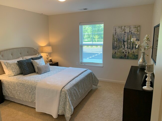 Glenmary Grove Senior Apartments in Louisville, KY - Foto de edificio - Building Photo