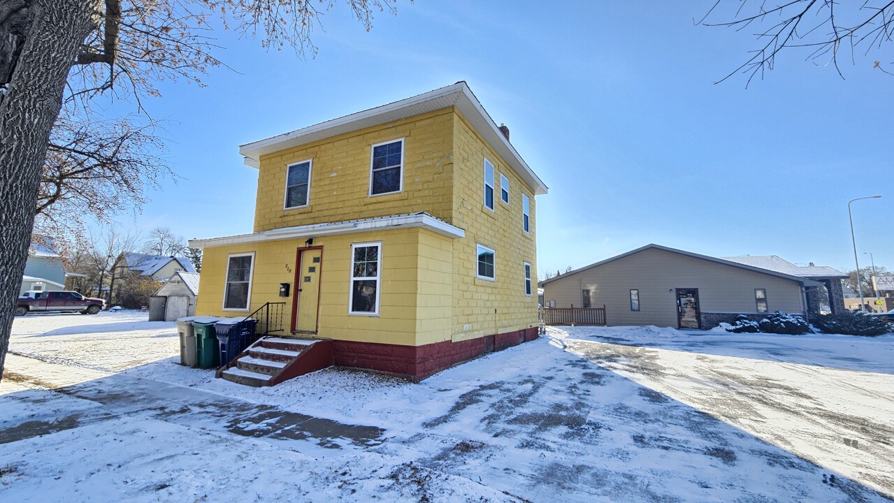 508 1st Ave NE in Watertown, SD - Building Photo