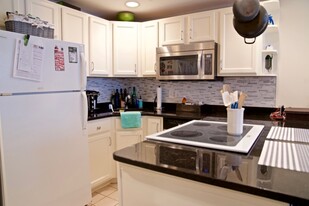 108 E Brookline St, Unit 1 Apartamentos