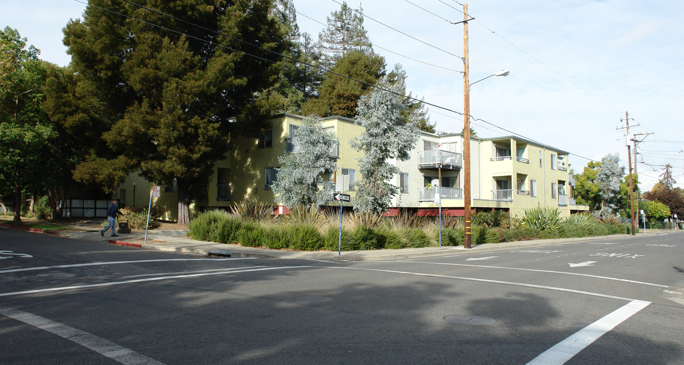 Emerson Arms in Martinez, CA - Foto de edificio