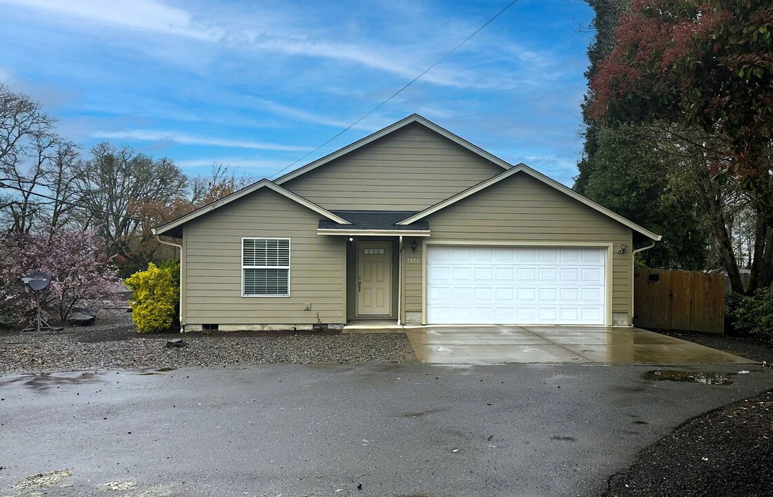 4181 Carnes Rd in Roseburg, OR - Building Photo