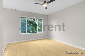 627 W Mercer Pl in Seattle, WA - Building Photo - Building Photo