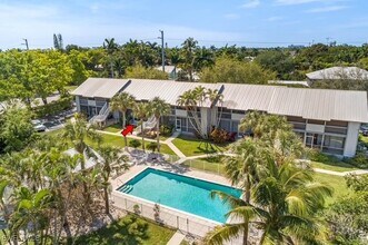 1251 7th Ave N in Naples, FL - Foto de edificio - Building Photo
