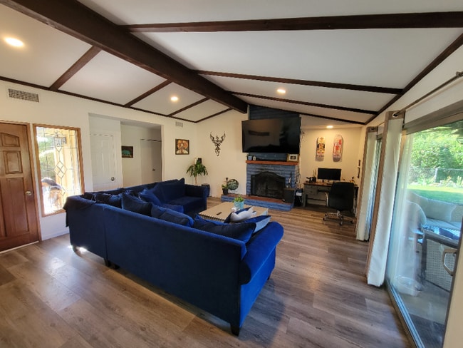 2105 Weeping Willow Way in Fallbrook, CA - Building Photo - Building Photo