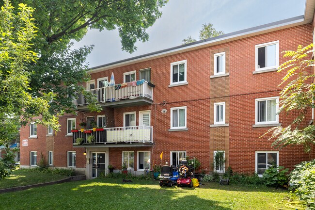 Domaine Dutrisac in St. Laurent, QC - Building Photo - Primary Photo