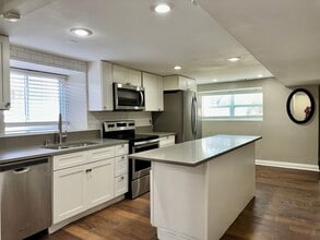 1307 Lorenzo Dr SW in Atlanta, GA - Building Photo - Building Photo