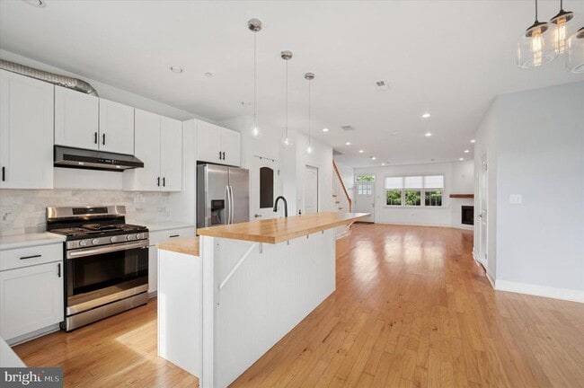 property at 850 W Northwestern Ave