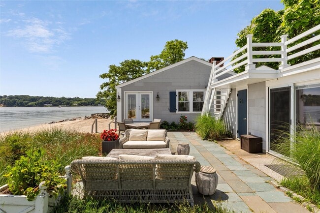 335 Centre Island Rd in Oyster Bay, NY - Building Photo - Building Photo