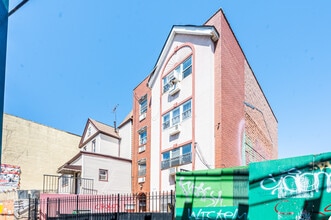 54-19 Roosevelt Ave in Woodside, NY - Foto de edificio - Building Photo