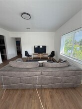 1215 NE 109th St in Miami, FL - Building Photo - Building Photo