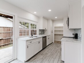 7117 Chinaberry Rd in Dallas, TX - Building Photo - Building Photo