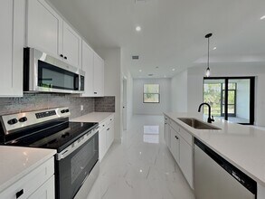 4224 NE 22nd Pl in Cape Coral, FL - Building Photo - Building Photo