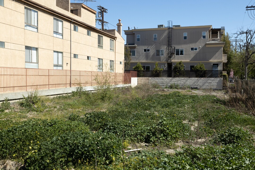 11829 Chandler Blvd in North Hollywood, CA - Building Photo