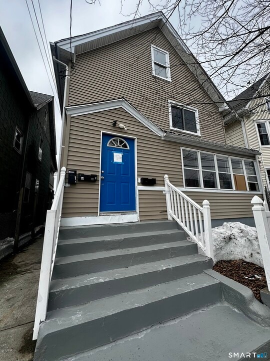 147 Helen St in Bridgeport, CT - Building Photo