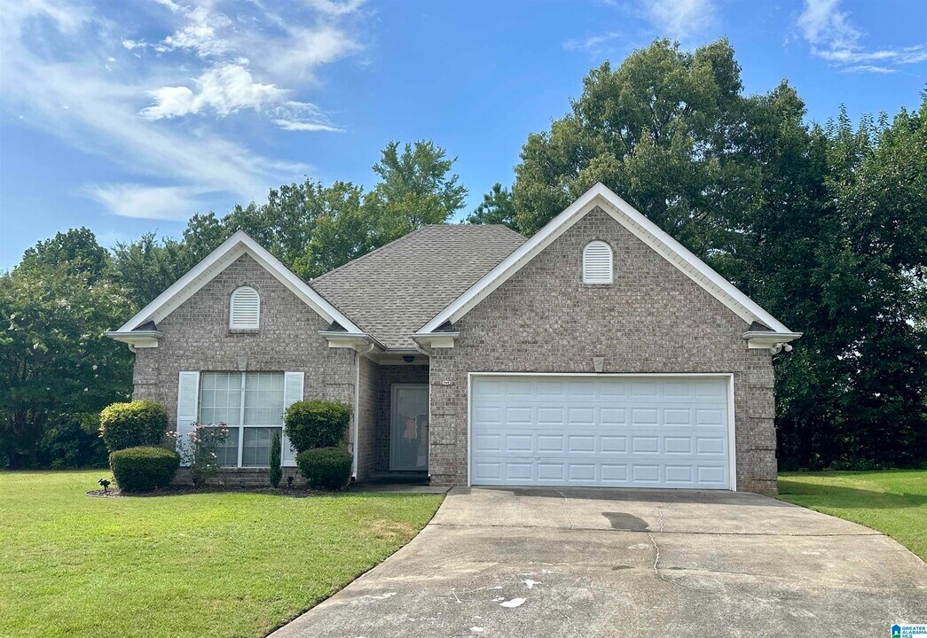 560 Summit Cir in Fultondale, AL - Building Photo