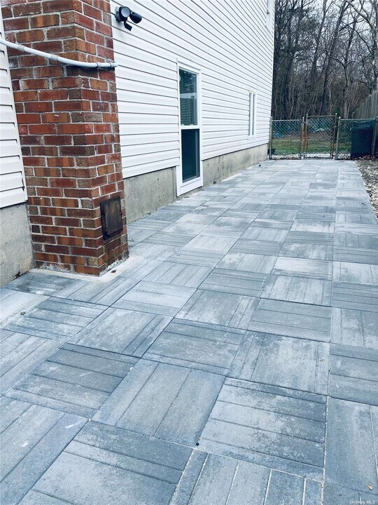 203 N Evergreen Dr in Selden, NY - Foto de edificio