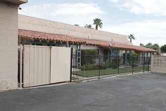 Desert Breeze Villas in Palm Springs, CA - Building Photo - Building Photo