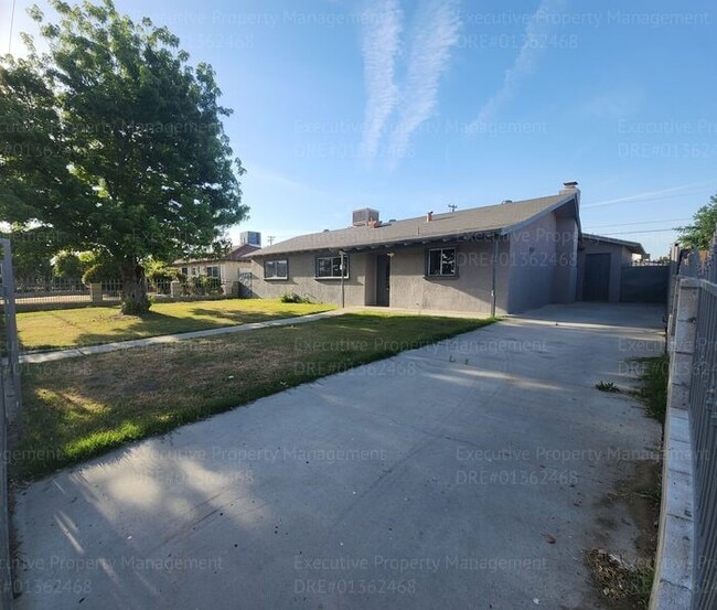1609 Fairview Rd in Bakersfield, CA - Building Photo - Building Photo