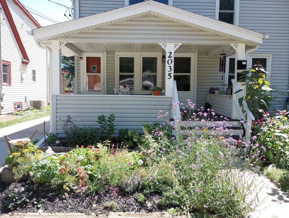 2035 E Dayton St in Madison, WI - Foto de edificio