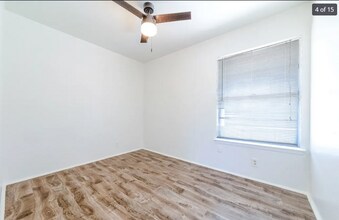 107 Oak Valley Dr in San Antonio, TX - Building Photo - Building Photo