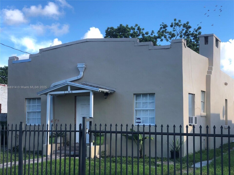 1168 NW 30th St in Miami, FL - Building Photo