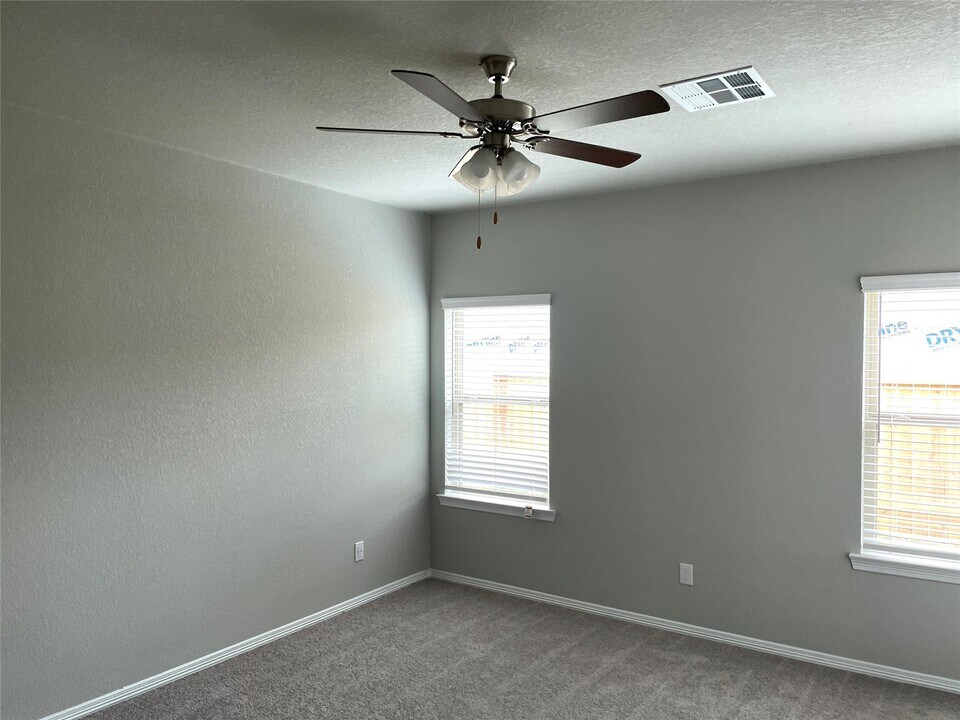 25564 Northpark Palm Dr in Porter, TX - Foto de edificio