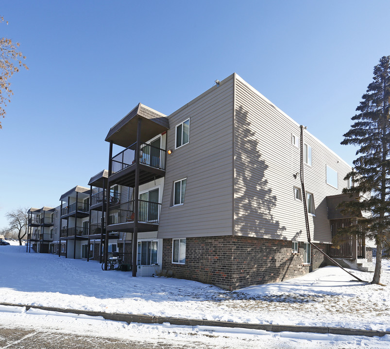 Shoreview Hills in Shoreview, MN - Building Photo