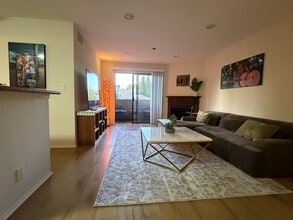 11050 Strathmore Dr, Unit 1 in Los Angeles, CA - Building Photo - Building Photo