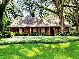 5861 MacArthur Blvd in New Orleans, LA - Building Photo