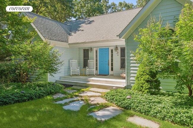 14 Hildreth Rd in Hampton Bays, NY - Building Photo - Building Photo