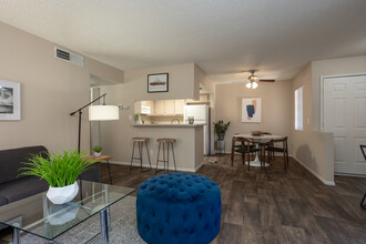 Coronado Villas Apartments in Tucson, AZ - Building Photo - Interior Photo