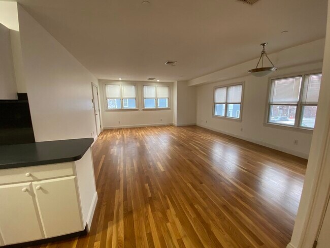 240 E 8th St, Unit 3 in Boston, MA - Building Photo - Building Photo