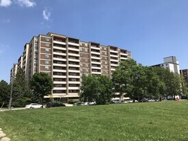 Meadowbrook in Hamilton, ON - Building Photo
