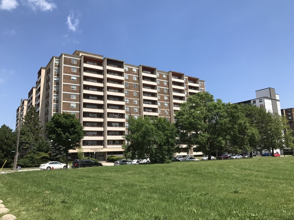 Meadowbrook in Hamilton, ON - Building Photo