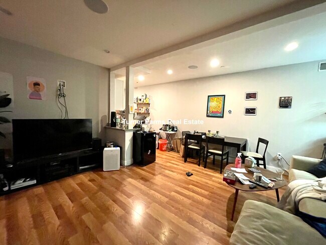 721 Parker St, Unit 1 in Boston, MA - Foto de edificio - Building Photo