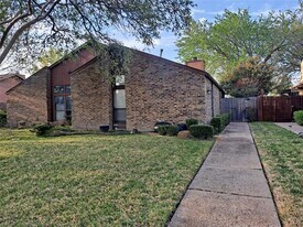3025 Westforest Dr in Dallas, TX - Building Photo