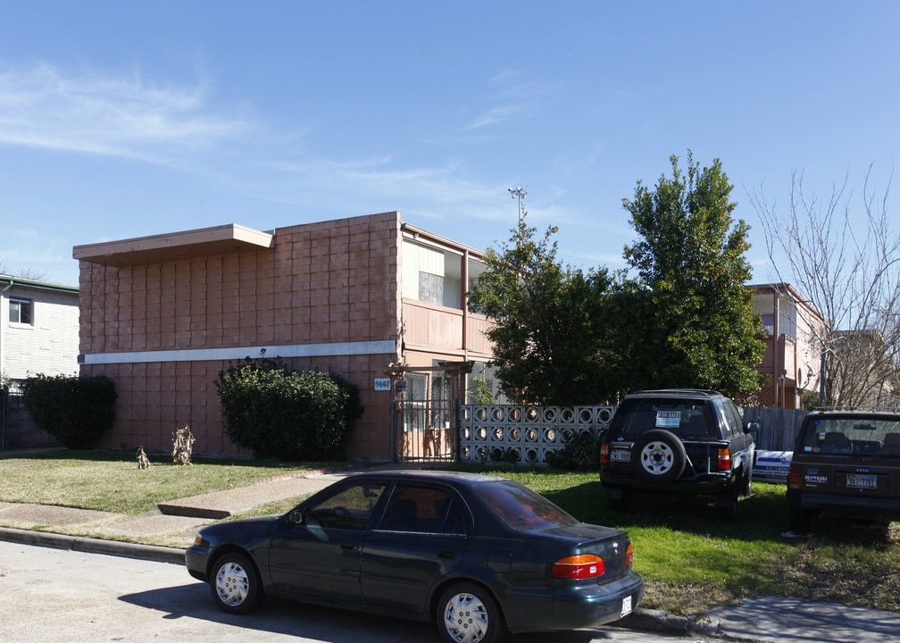 9607 Marlive Ln in Houston, TX - Building Photo