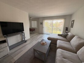 Bright Furnished 1BD in Prime Santa Monica Location w/ Private Balcony in Santa Monica, CA - Building Photo